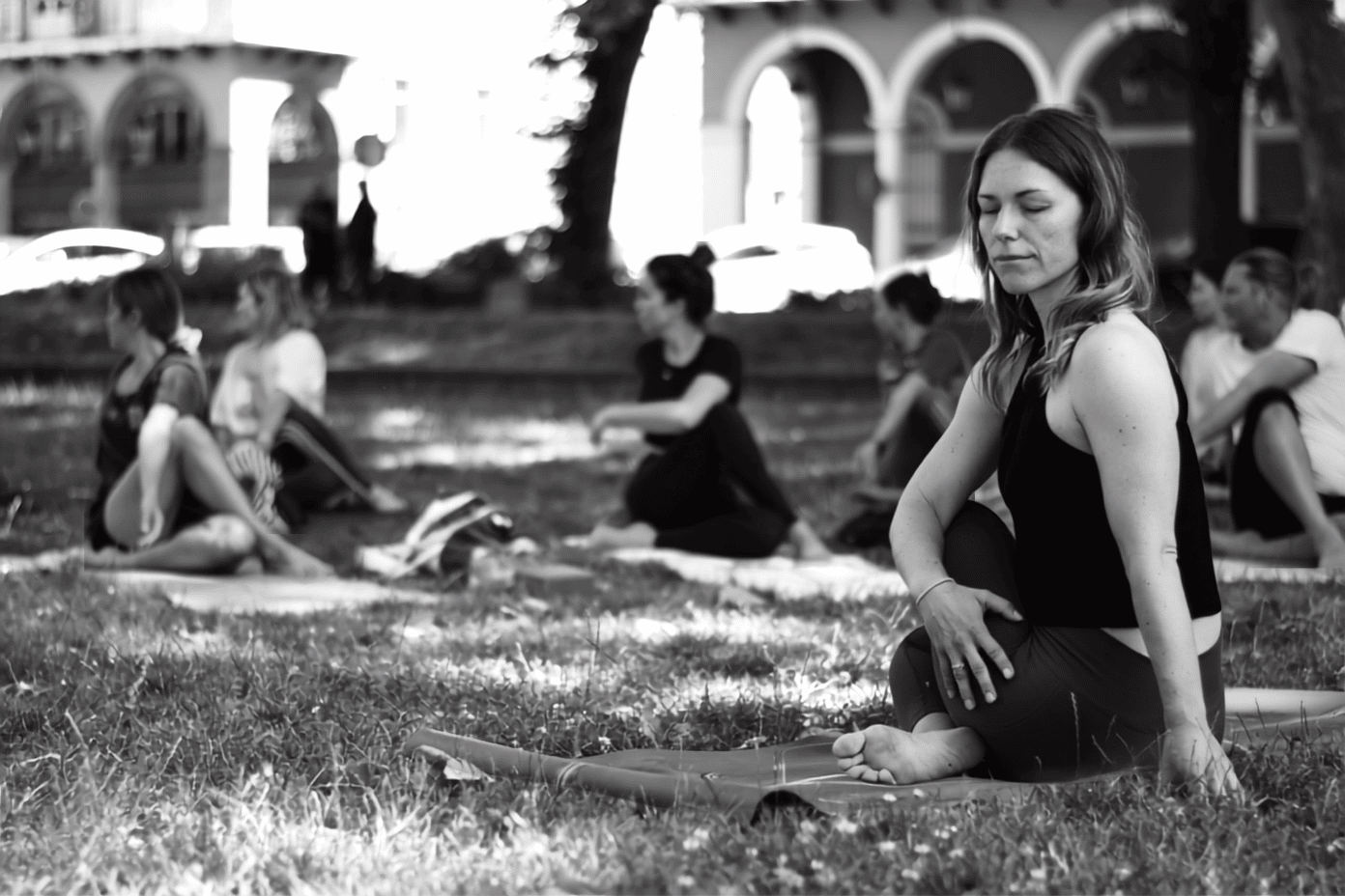 jeunes personnes en train de faire du yoga dans un parc