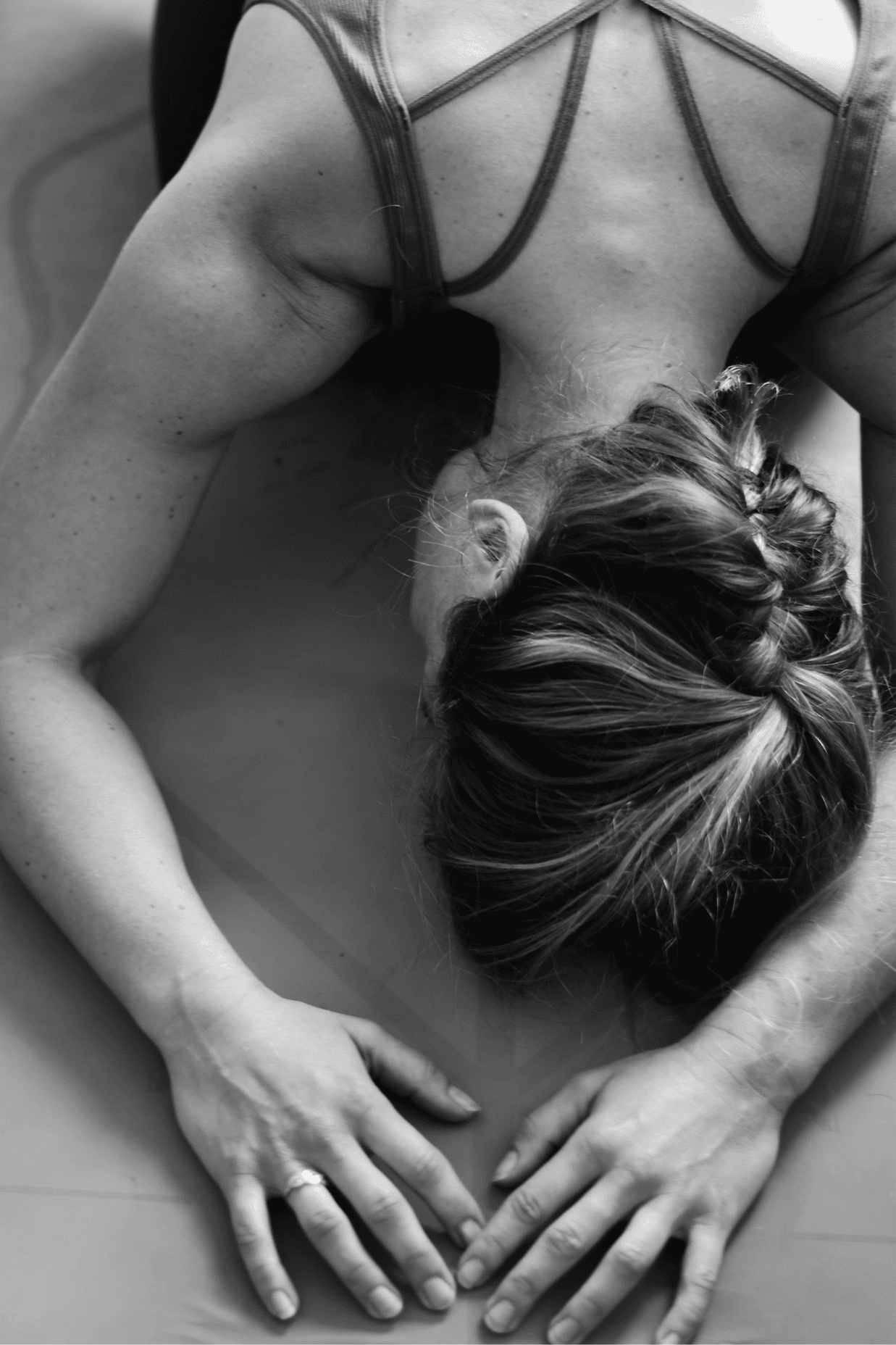 femme déposée au sol, la tête face au sol et bras allongés vers l'avant