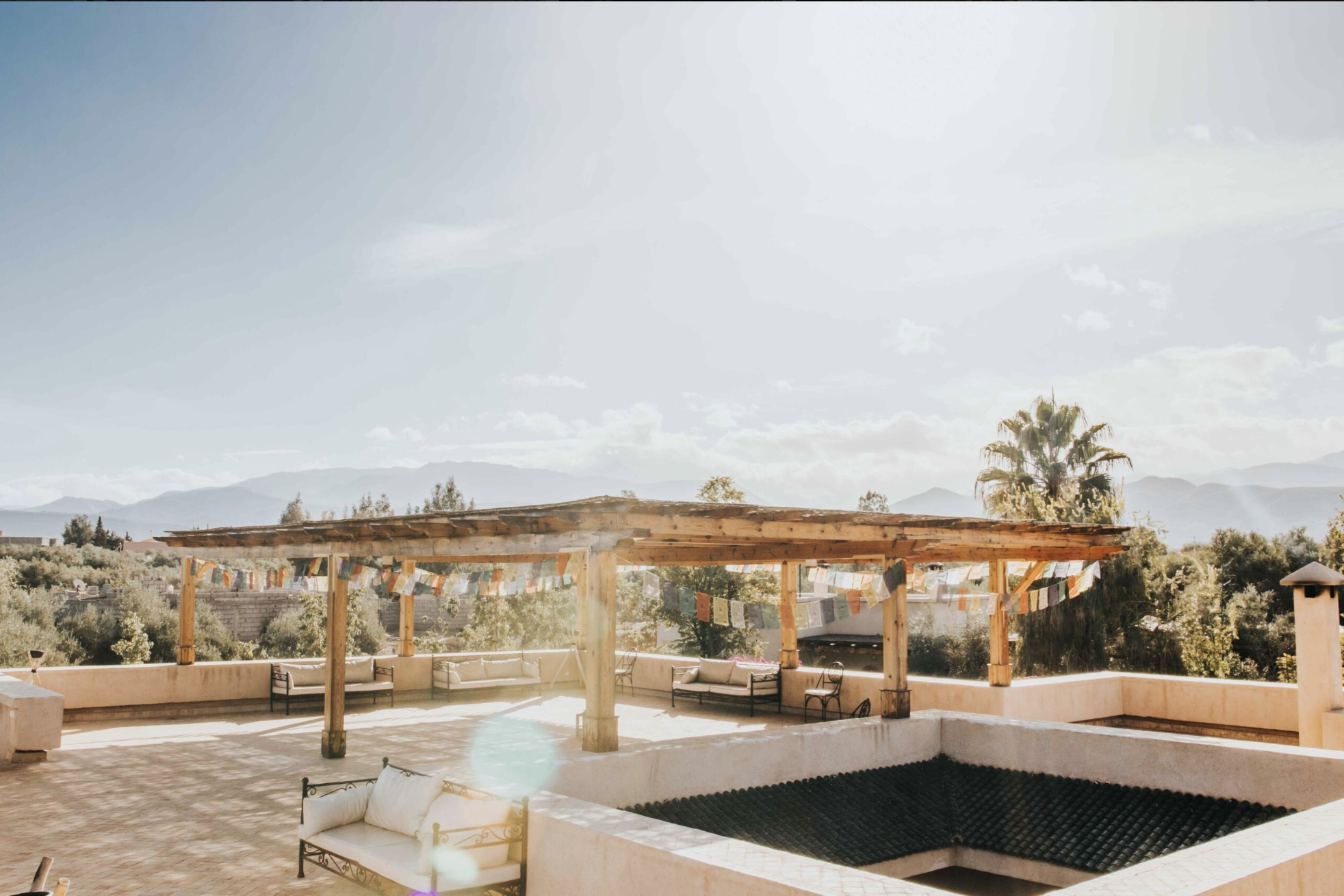 terrace sur toit devant un paysage exotique