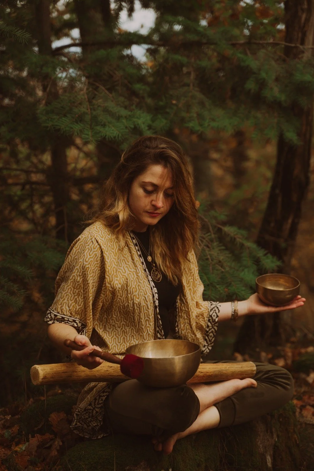 jeune femme avec un bol tibétain