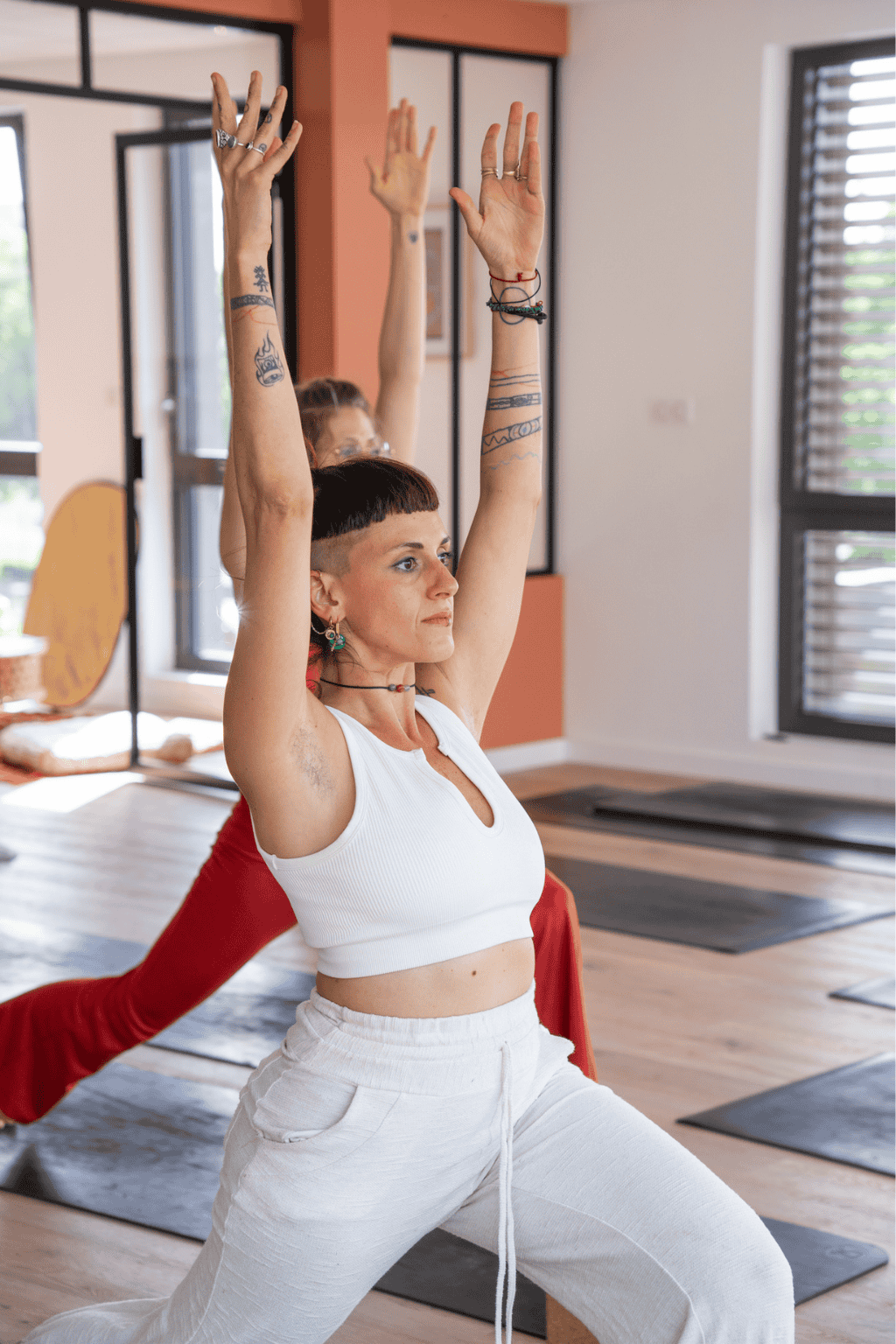 2 femmes en postures de lunge