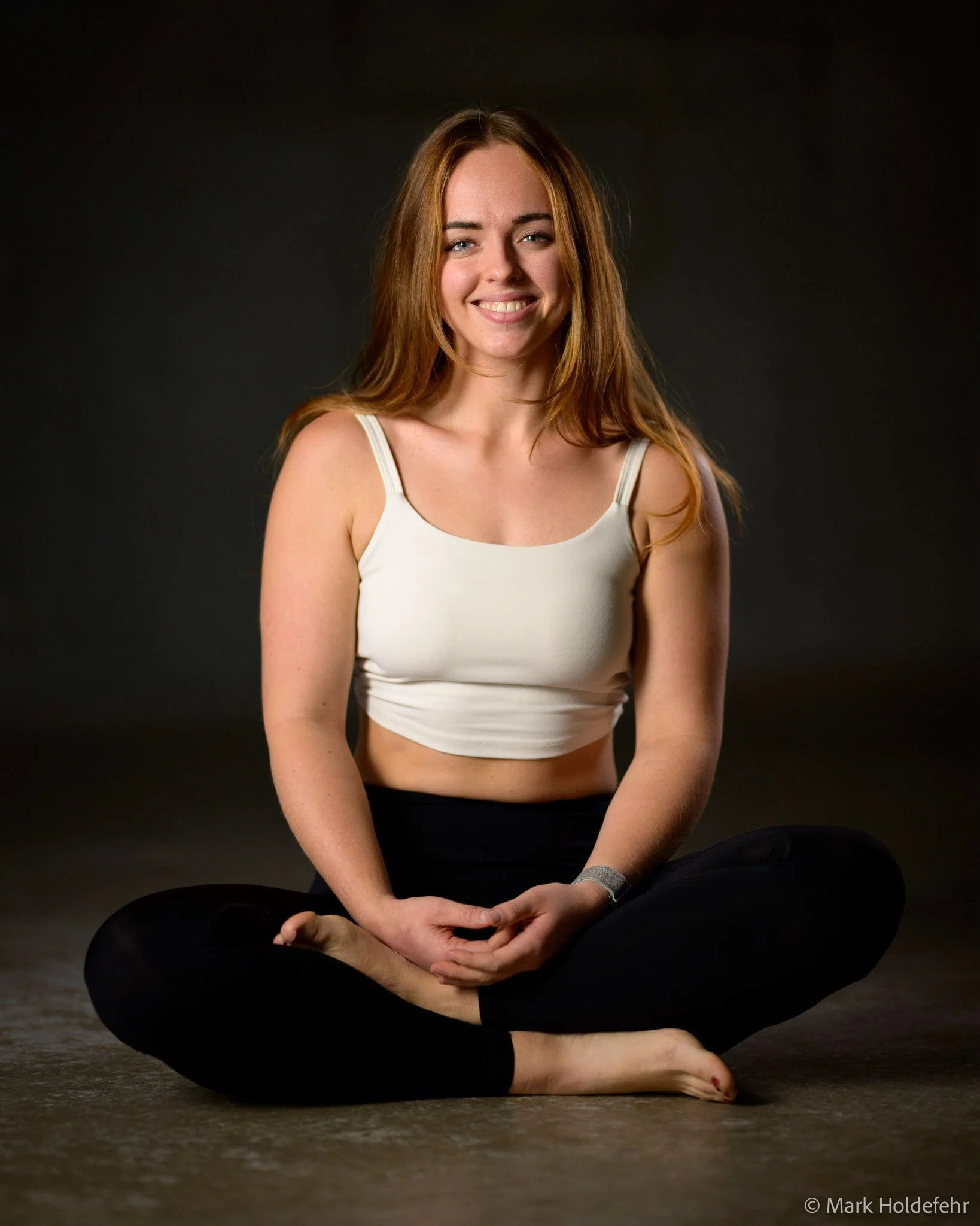 portrait de jeune femme assise en tailleur