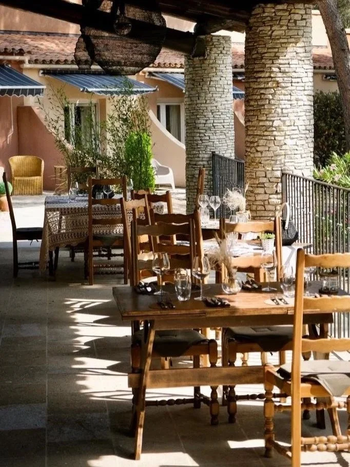 Terrasse extérieure du restaurant, ambiance authentique
