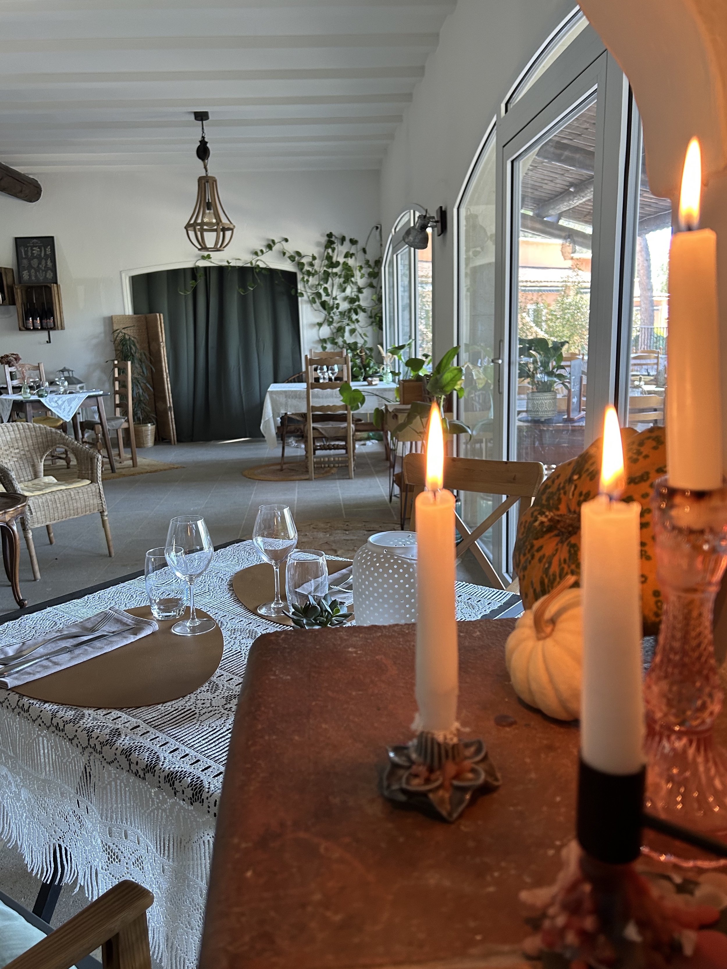 Table de restaurant automne hiver bougie