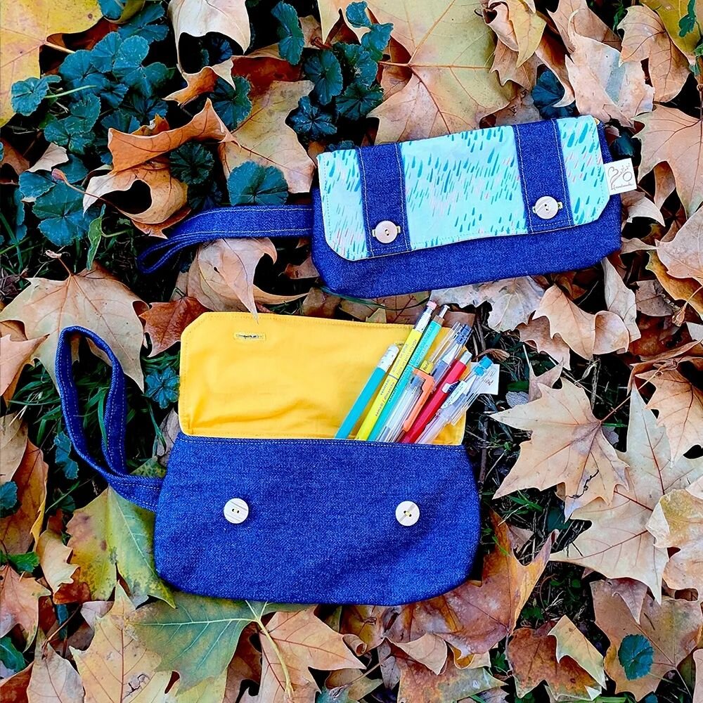 &iexcl;El vaquero siempre esta de moda, y el rosa 🩷 tambi&eacute;n! Para que tus peques pueden llevarse sus ✏️🌈 aprovechamos los&nbsp;retales como denim de algod&oacute;n reciclado o pana de algod&oacute;n para crear estos estos estuches con asa y 