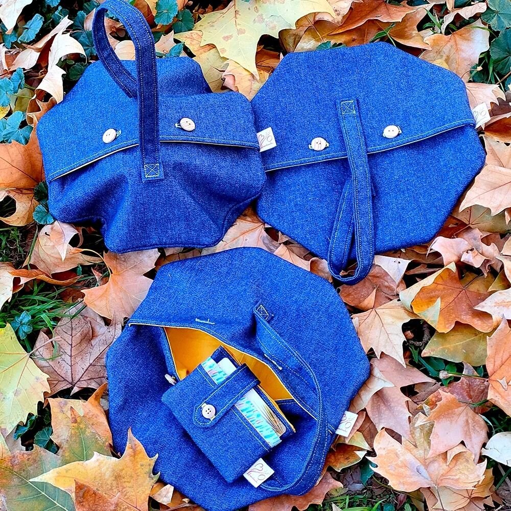 A nuestros peques les encanta guardar sus tesoritos 🪙🪨🍁.

Aqu&iacute; un bolso octogonal 🛑 que les encantara para sus paseos por el parque 🌲.&nbsp;

A juego carteritas, todo de denim de algod&oacute;n reciclado o pana de color rosa.

#pondemodal