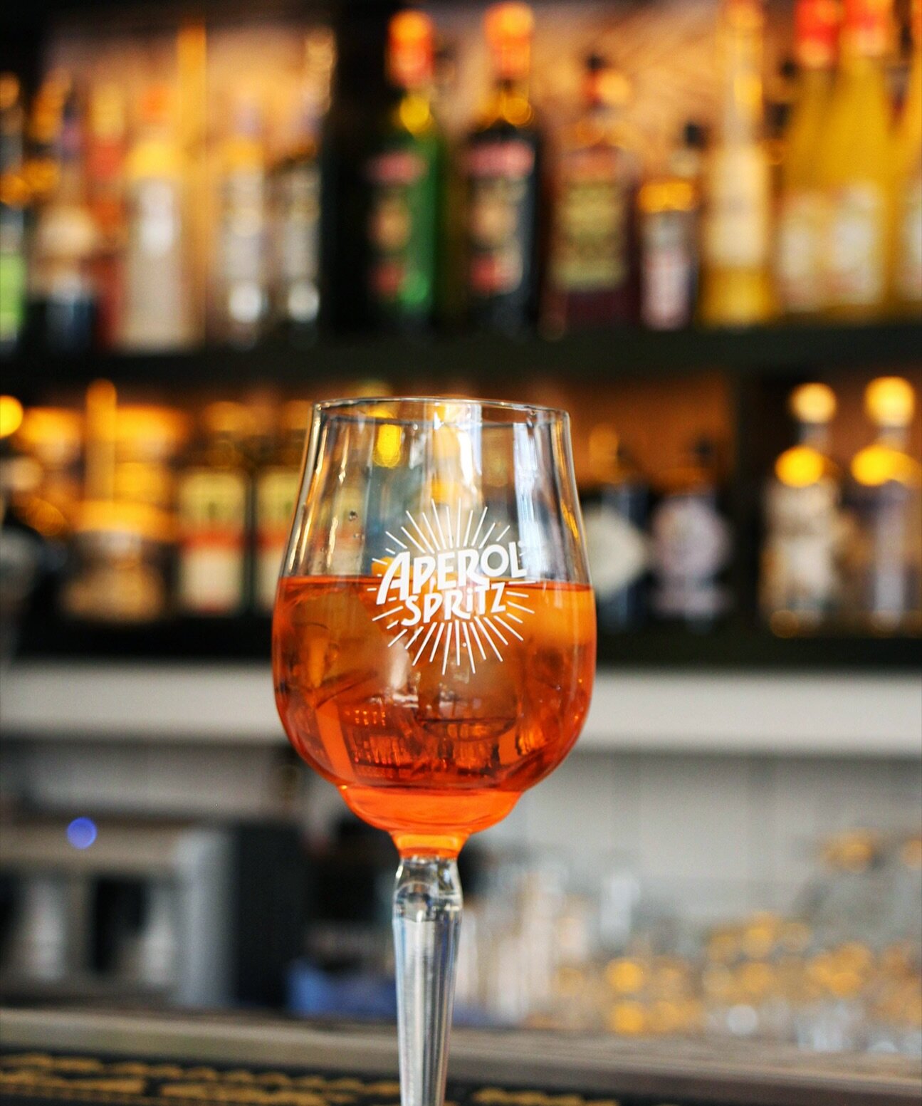 Solen skiner idag s&aring; vad passar b&auml;ttre &auml;n en svalkande APEROL SPRITZ? 🍹🍊 Vi har dessutom AW erbjudanden p&aring; mat och dryck fram till kl. 18:
🍝PASTA = 159KR
🍕 PIZZA = 139KR
🥗 SALLAD = 139KR
🍺🍷🍹DRYCK = fr&aring;n 35KR

Varmt