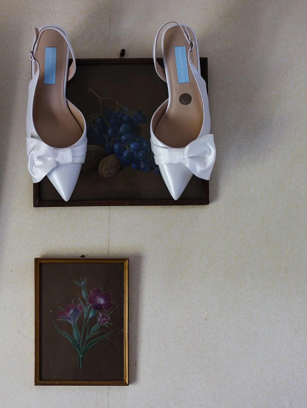 Little details worth photographing on your wedding day&hellip;💕

💍Rings
👠Shoes
💐Flowers
💎Heirloom jewellery
💌Love letters
📸A Photo of someone who can&rsquo;t be there

Make sure these are all to hand when your photographer arrives so they can 