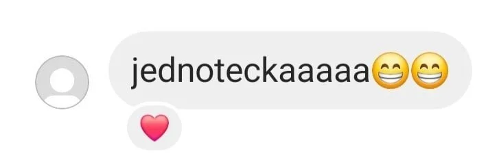 Screenshot of a chat message saying 'jednoteckaaaaa' with two smiling emojis and a red heart emoji below.