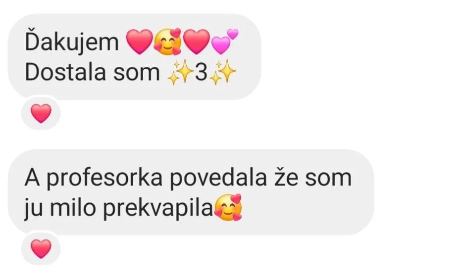 Text message conversation in Slovak with emoticons. It includes expressions of gratitude and mentions receiving a grade of three, along with praise from a teacher.