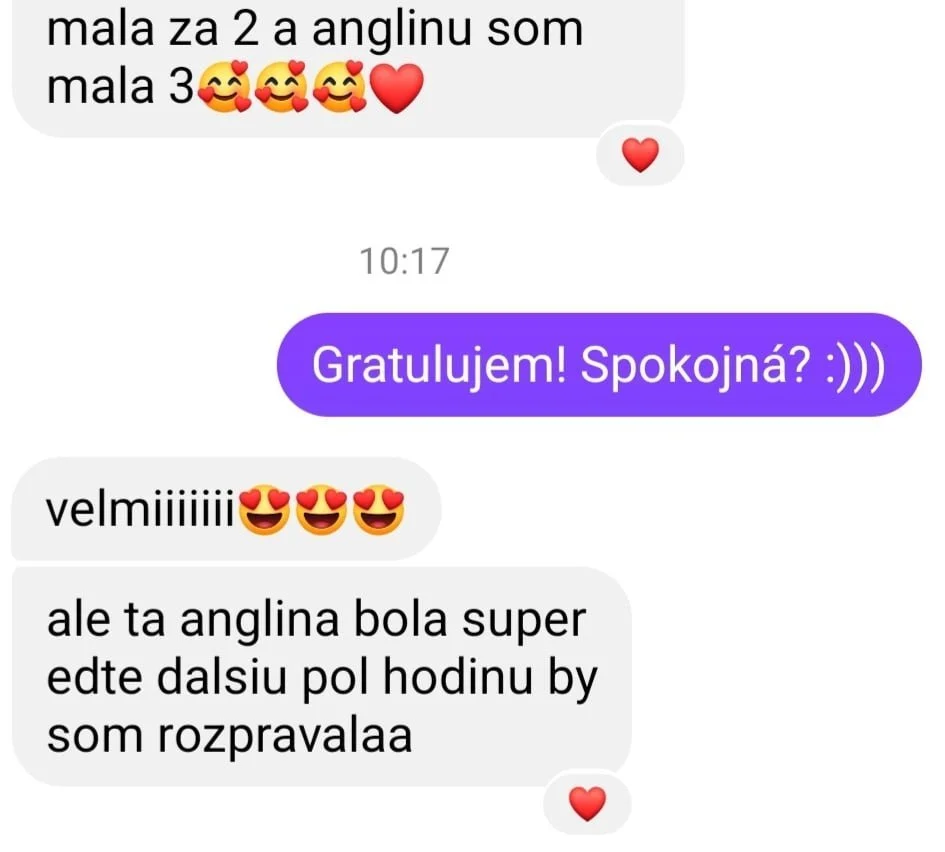 Screenshot of a chat conversation in Slovak language with emojis and colorful message bubbles.