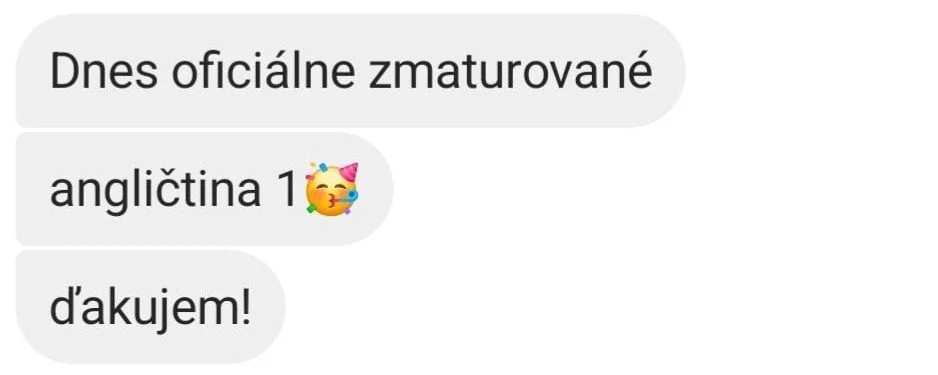 A chat message in Slovak language celebrating completing a level in English, with an emoji of a party face.