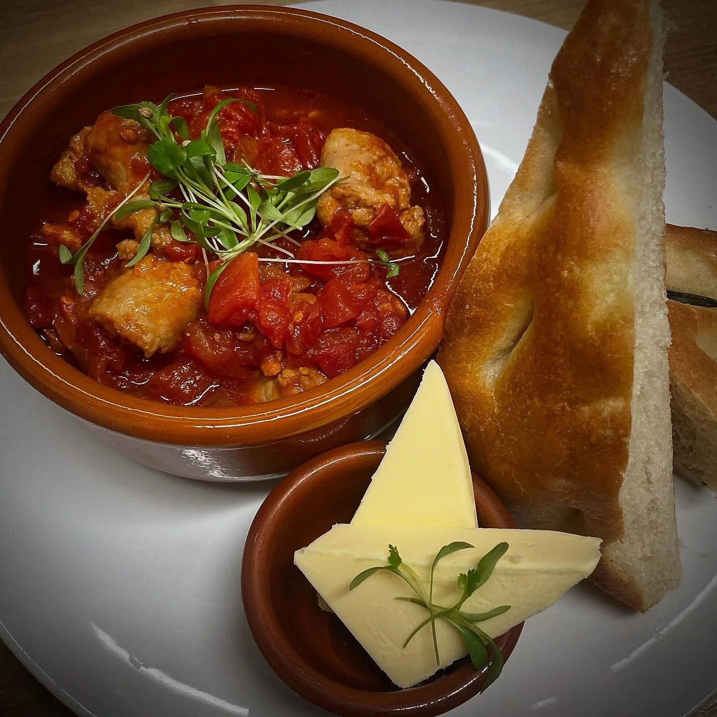 A massive opportunity this weekend  to gain a fantastic Christmas Tree from @tregaminionfarm and our  tantalisingly delicious sausage casserole from Fat Apples to keep you warm.
Look forward to another fantastic pre Christmas weekend ! #mulledwine #w