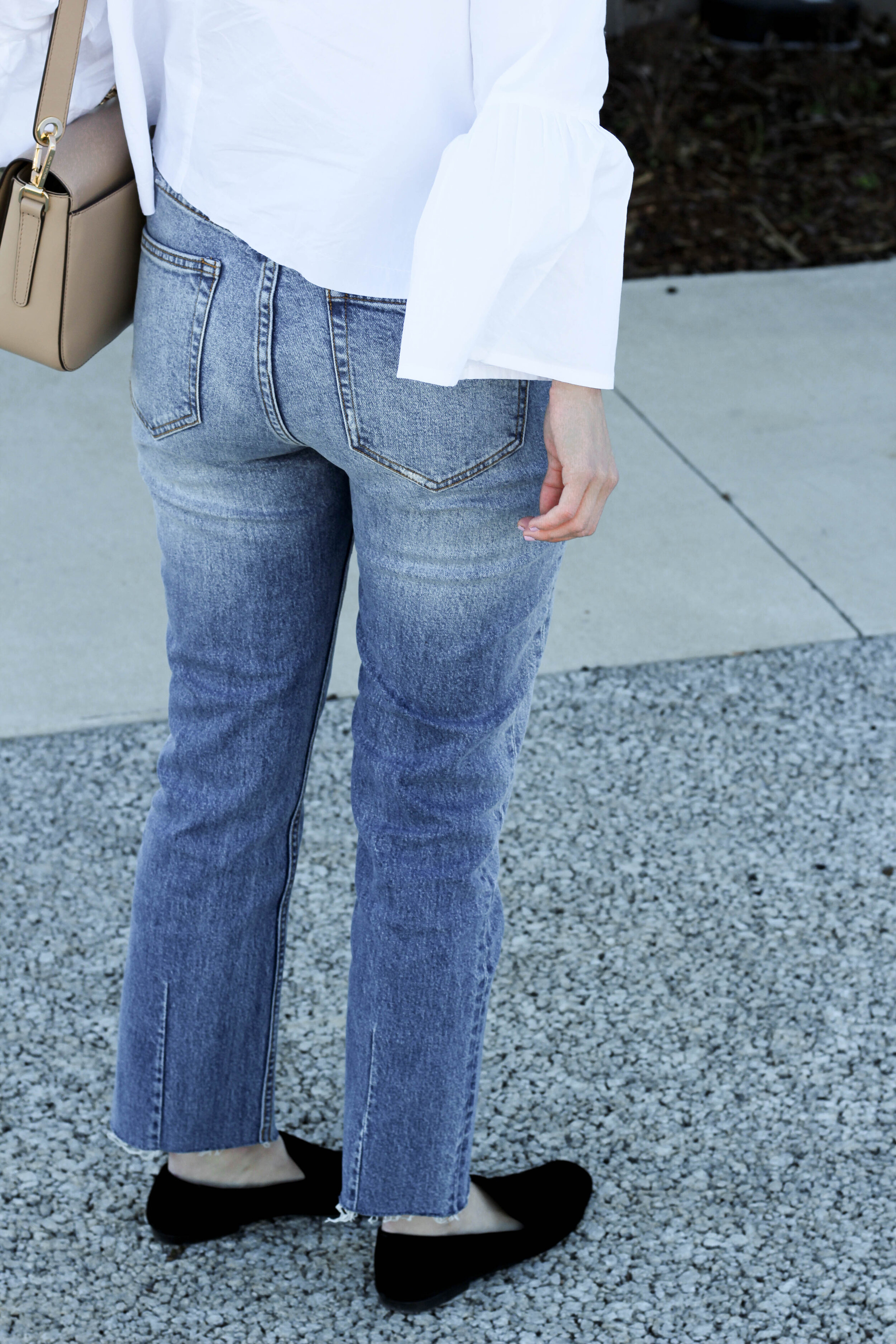 outfit: casual mom jeans