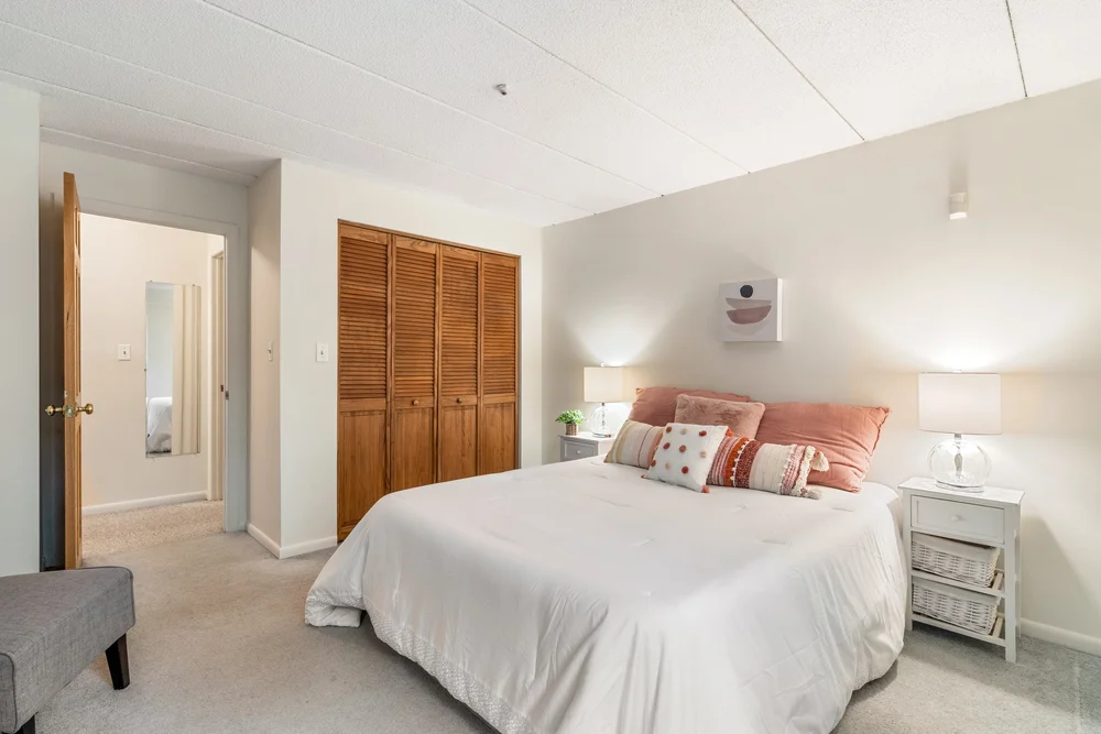 Second bedroom to Closet DSC00645.JPG