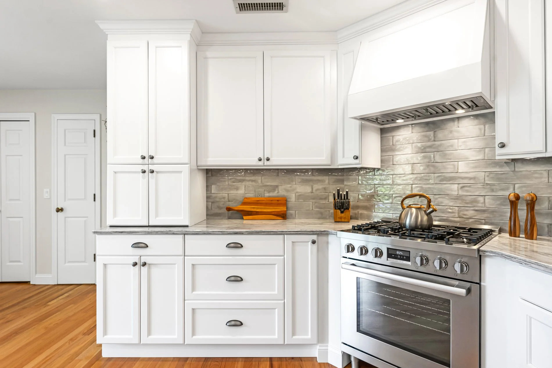 454 Paddock - MLS Res 40 kitchen stove left.jpg