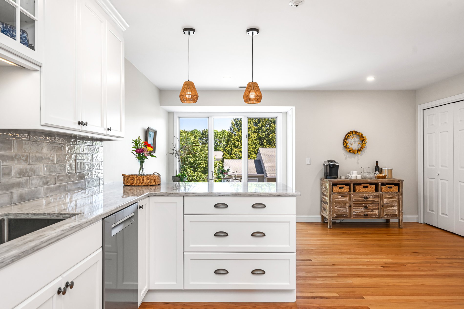 454 Paddock - MLS Res 39 kitchen penninsula.jpg