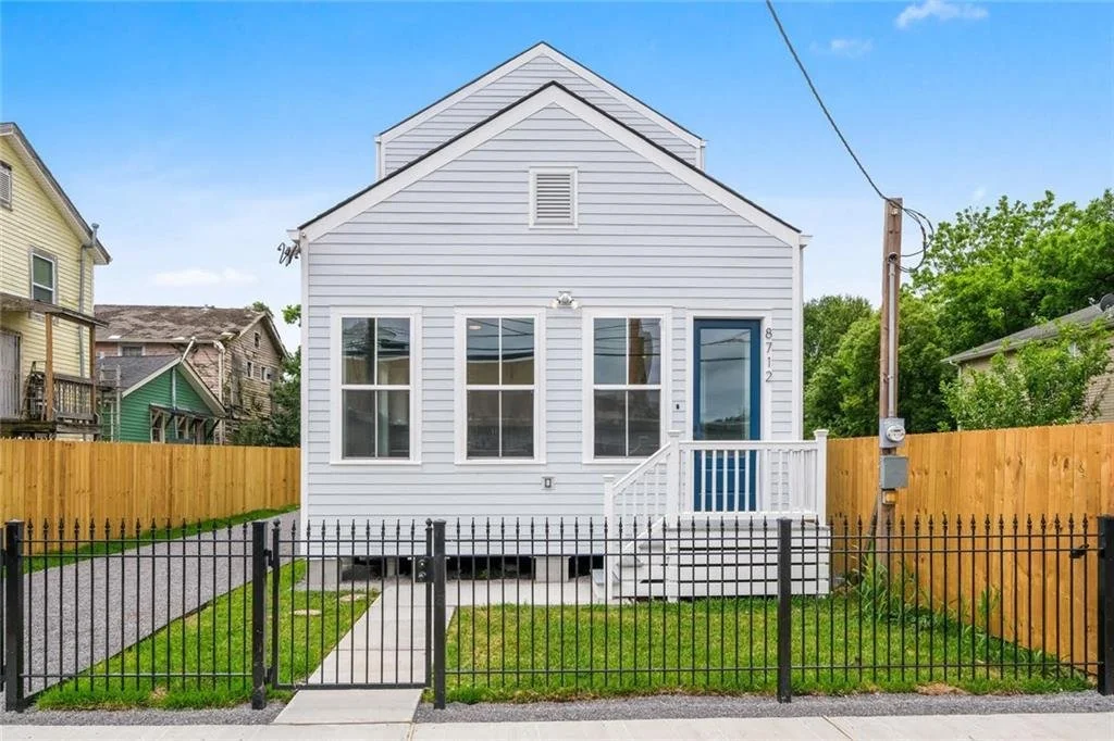 Perspective matters 👀 SWIPE ➡️ to take a walk around our Hickory St property and see the high quality construction completed on this 40 x 110 lot in West Carrollton! 

#renovation #remodel #uptownneworleans #uptownnola #carrollton #nolahomes #westca