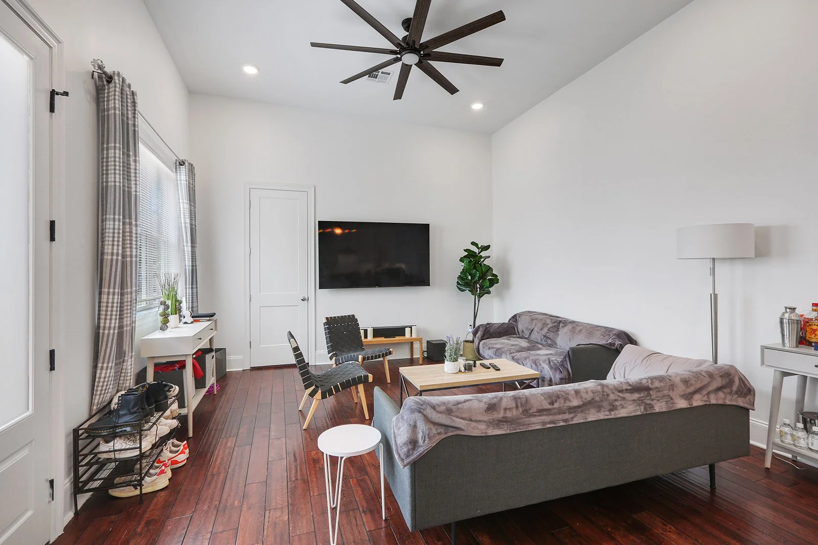 Graduation season has us thinking about our university rentals we renovated last year! Perfectly construction for student living 👨&zwj;🎓

#university #studentlife #apartments #rentals #tulane #loyola #loyolaneworleans #neworleans