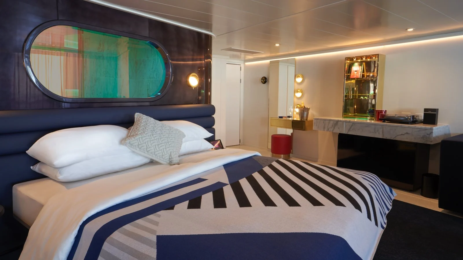 IMG-STE-brilliant-suite-architectural-interior-bedroom-v1-01-4729-1600x900.jpg