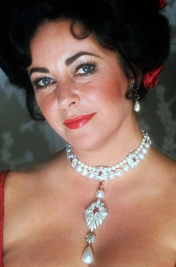Elizabeth Taylor wearing La Peregrina in a setting by Cartier