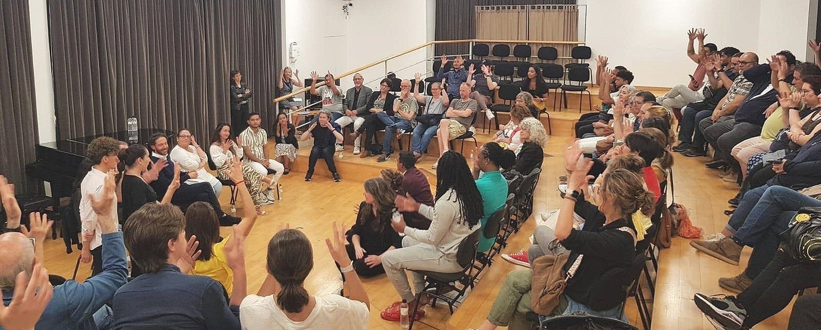 El elenco de Fidelio, Deaf West Theatre, Coro de Manos Blancas y miembros de la comunidad de la Federació de Persones Sordes de Catalunya (FESOCA) reunidos en el Gran Teatre del Liceu, mayo 2024.