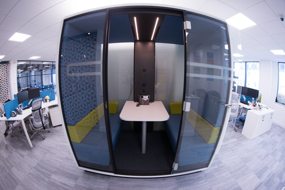 Enclosed acoustic meeting pod