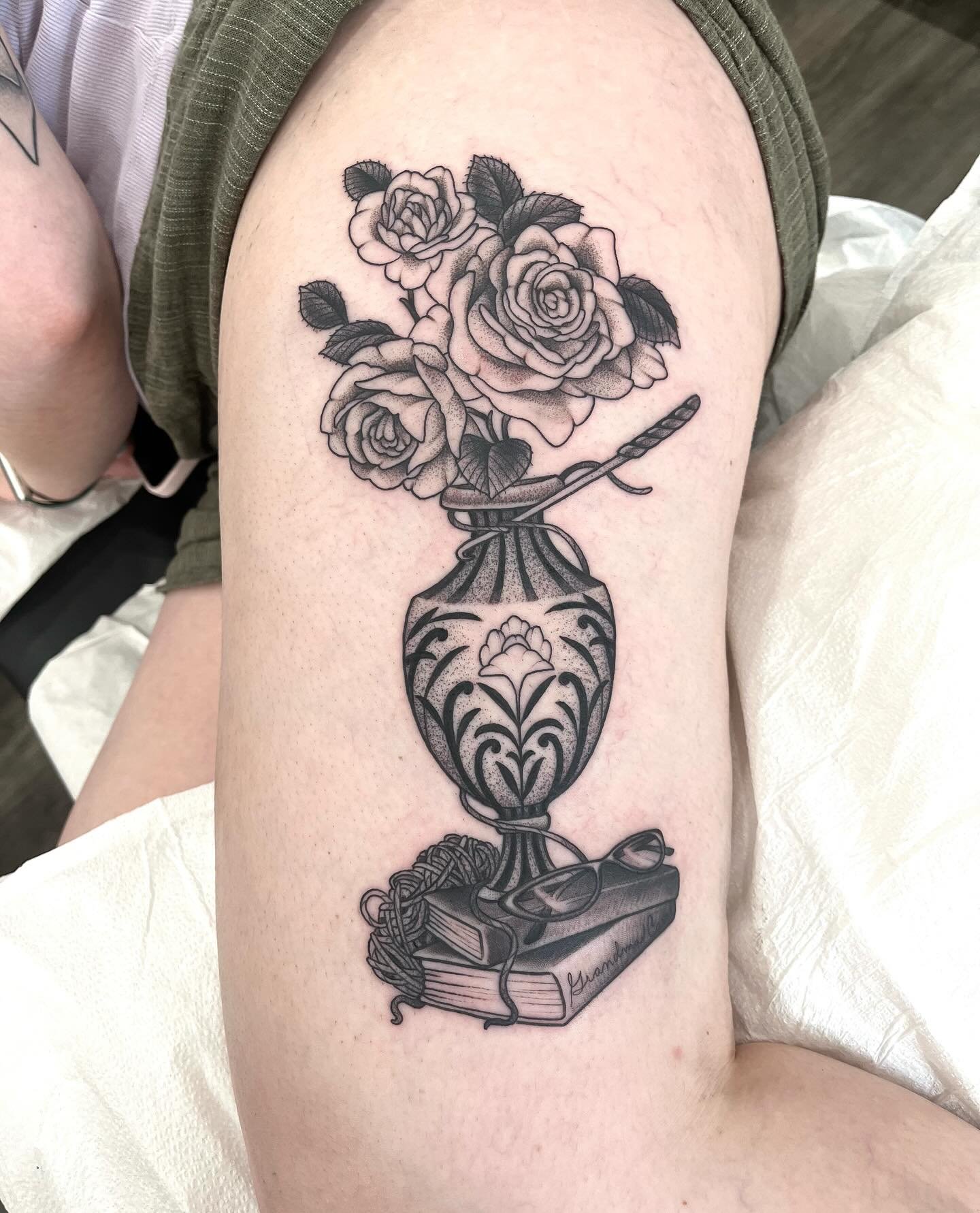 Vases are always fun :) Thanks again Olivia! 🖤

This piece corresponds with another one we did a few months back (which I stupidly forgot to take healed photos of), different vases to represent both of her grandmothers. So darn sweet