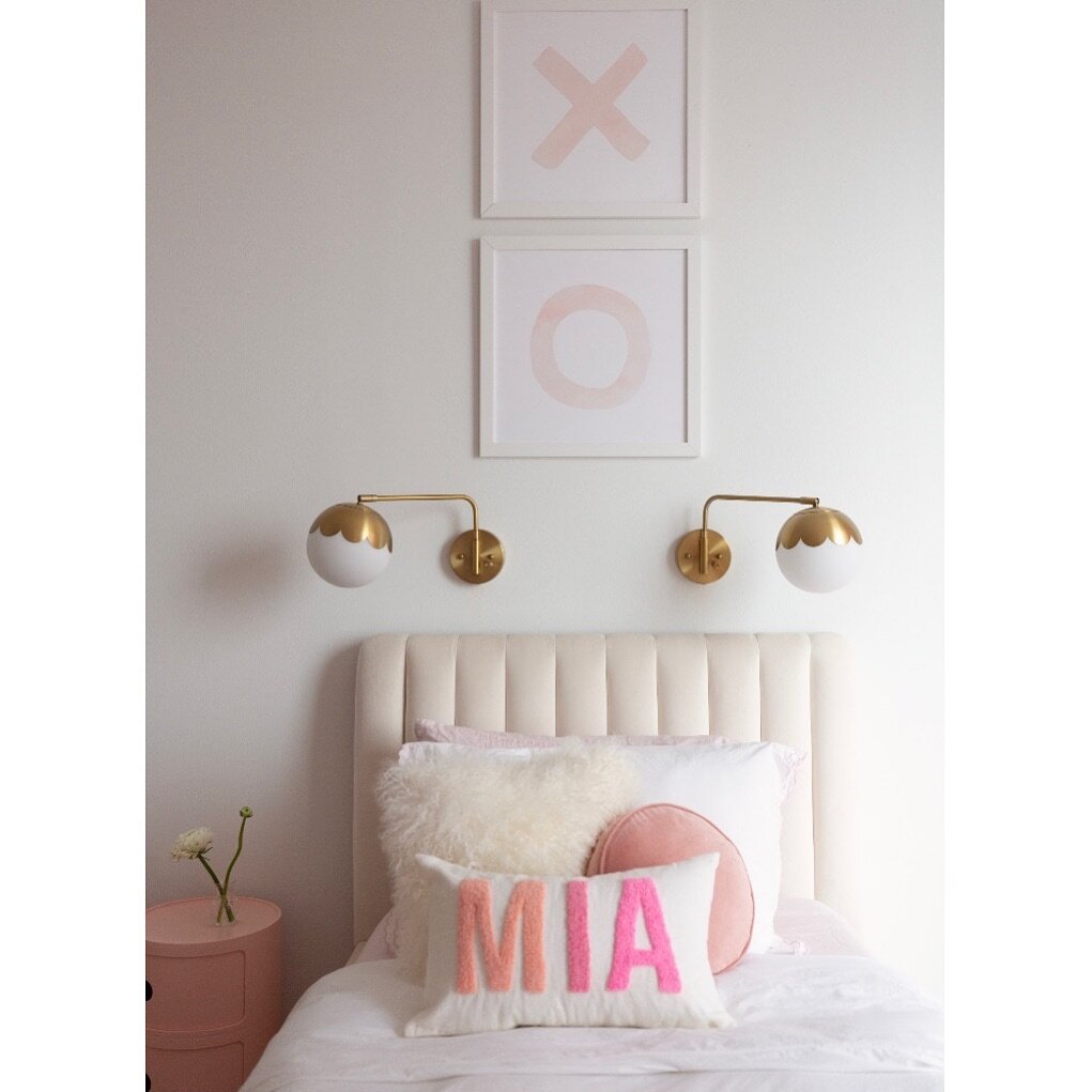 I love you like XO 💌 Happy Valentine&rsquo;s from KDD &bull;

Design by @kelseydeirdredesigns &bull; Photo by @margaretroselarson 
&bull;
&bull;
#interiordesign #nycapartment #apartmentdesign #newyorkcity #pink #pinkbedroom #girlsroom #bedroom #mode