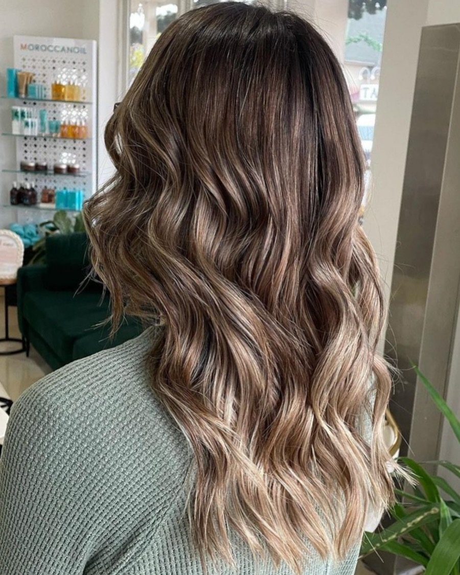 A little lived-in blonde for the summer? Yea, we&rsquo;ll take it. 🙋🏼&zwj;♀️🤍

@hairandmakeupbyrhiannon loves doing highlights and it shows.. 😇😍