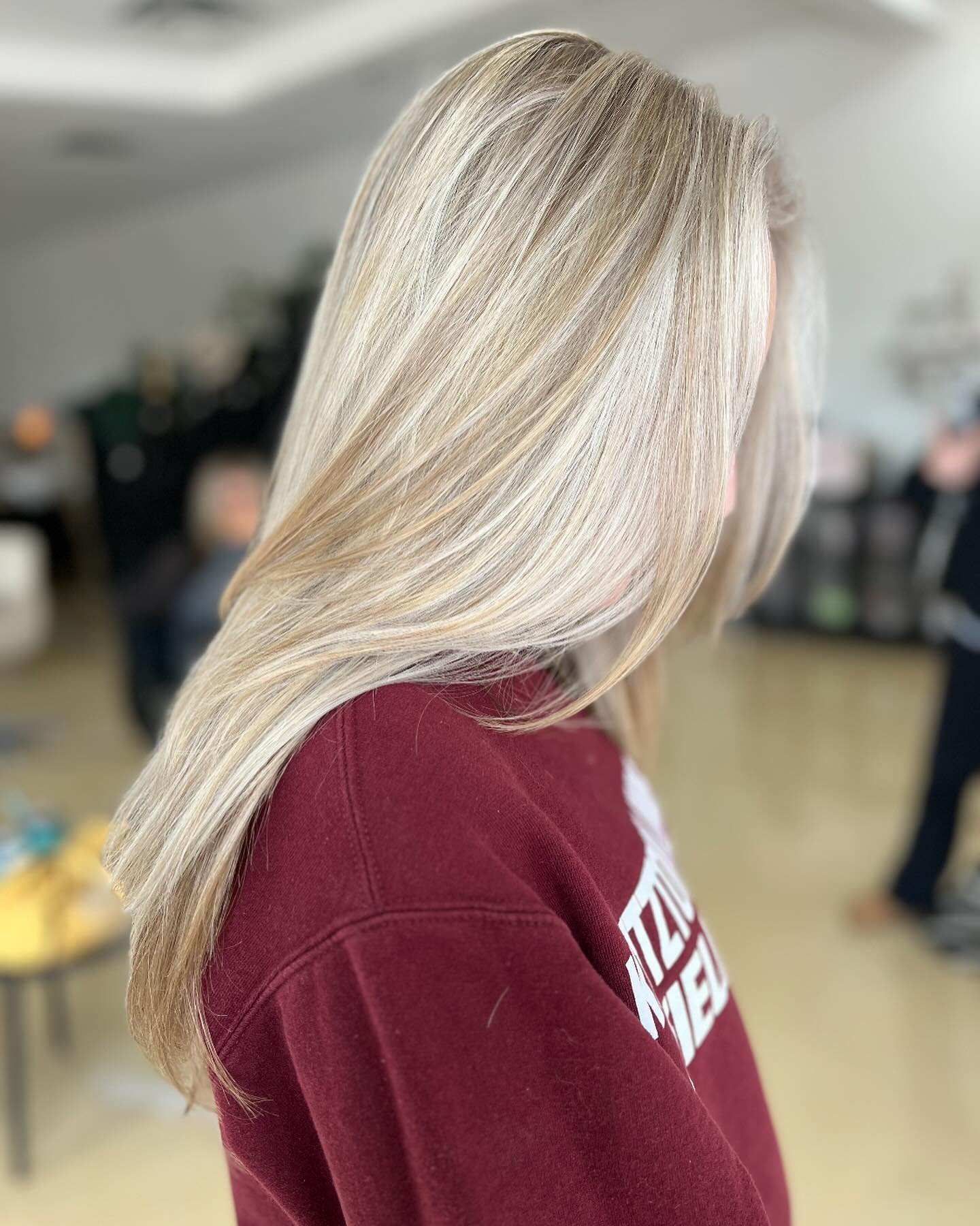 @by_mikayla is a blonding queen. 🙌🏼

The perfect balance of dimension throughout and brightness around the face giving ☀️summer☀️ all year round. 

Mikayla is currently accepting new highlight guests, but not for long! Her talent is in high demand 