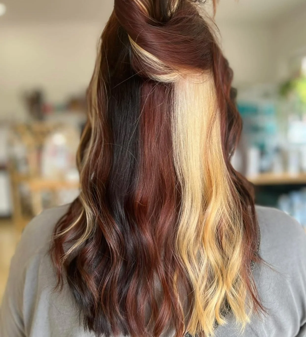 Leave it to @hairbysydney____ to give us this purrrrrrfect calico look 😽✨

Hot tip: Wash your calico hair in cooler water with a sulfate free shampoo to keep your blonde from picking up copper or getting dull! 🖤🧡💛 

(PS this works with other colo