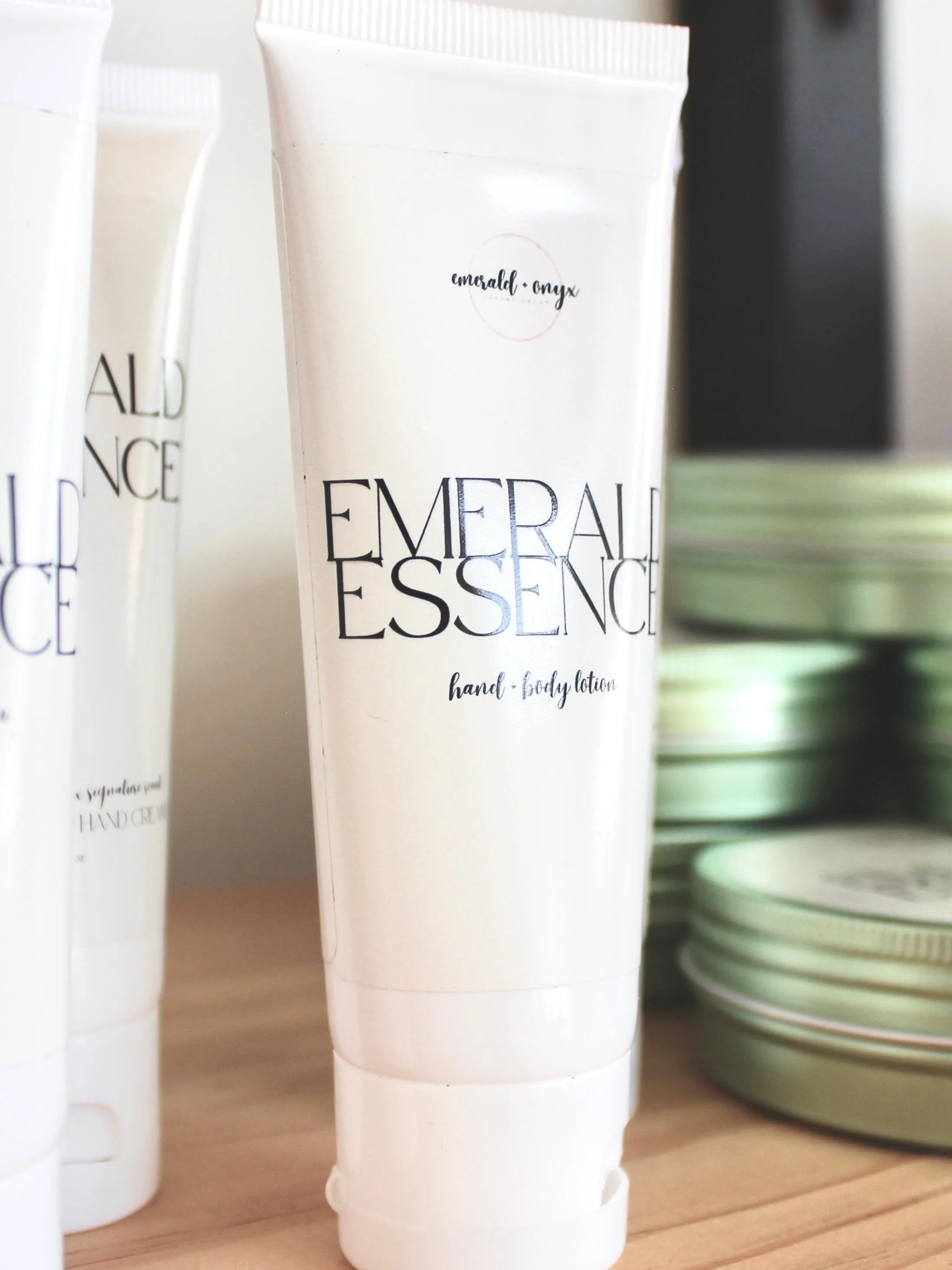 The Emerald Essence line was created to feel warm, clean, and effortlessly luxurious ✨
It&rsquo;s the perfect blend of warmth and woodsy depth. A scent that feels cozy and elevated at the same time and quickly becomes part of your everyday routine.

