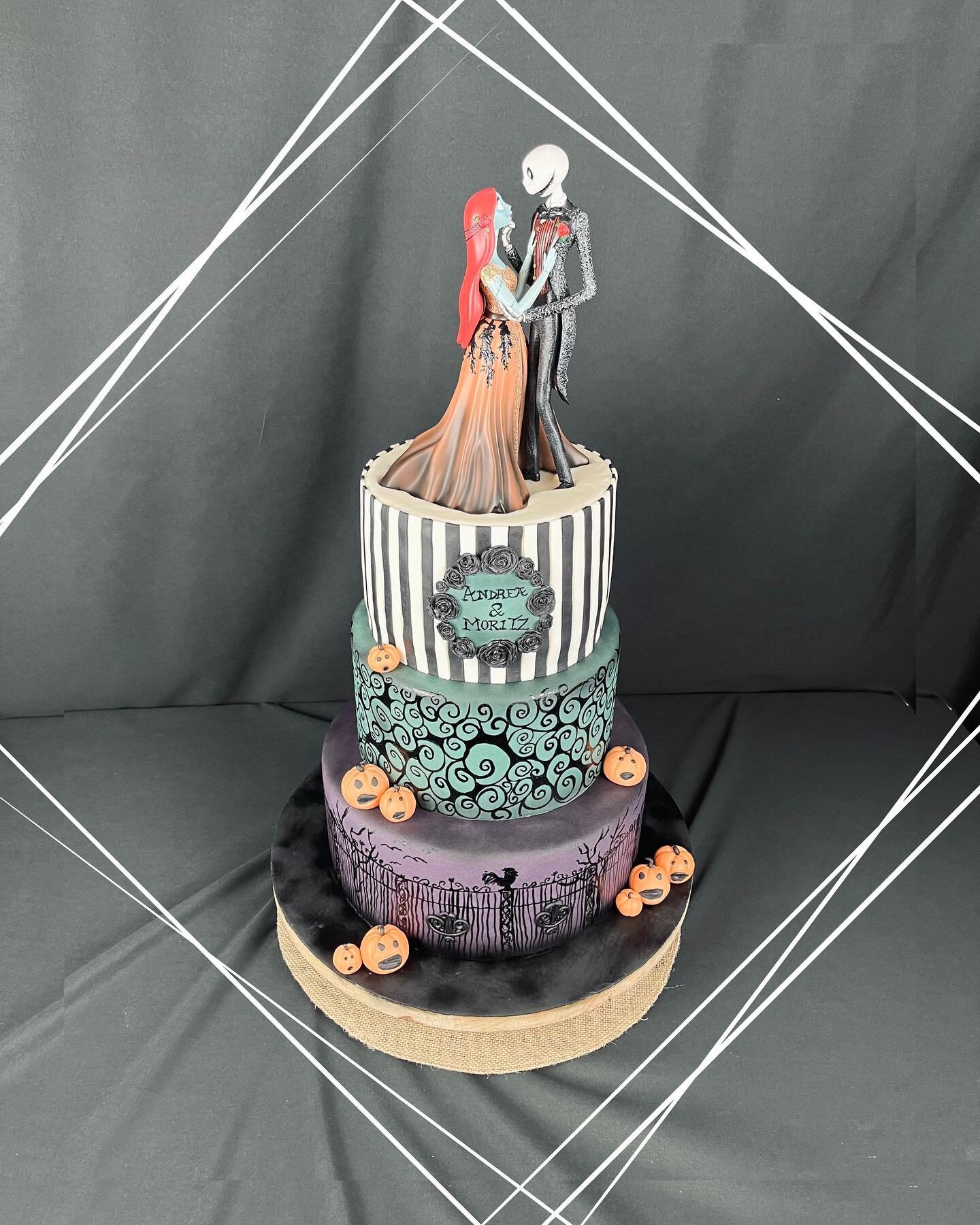Mal eine ganz au&szlig;ergew&ouml;hnliche Hochzeitstorte&hellip; definitiv eine Herausforderung, aber es hat auch mega viel Spa&szlig; gemacht!

#hochzeitstorte #nightmarebeforechristmas #backenmachtgl&uuml;cklich #handwerk #tantekrusti #paderborn #d