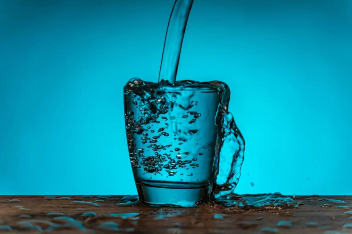 verre qui deborde pour symboliser le désequilibre entre le contenu trop grand et le contenant trop petit