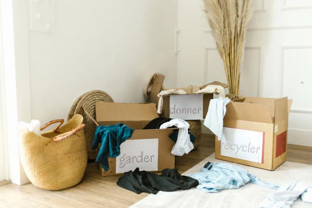 cartons pour trier lors d'un désencombrement : donner, garder, recycler