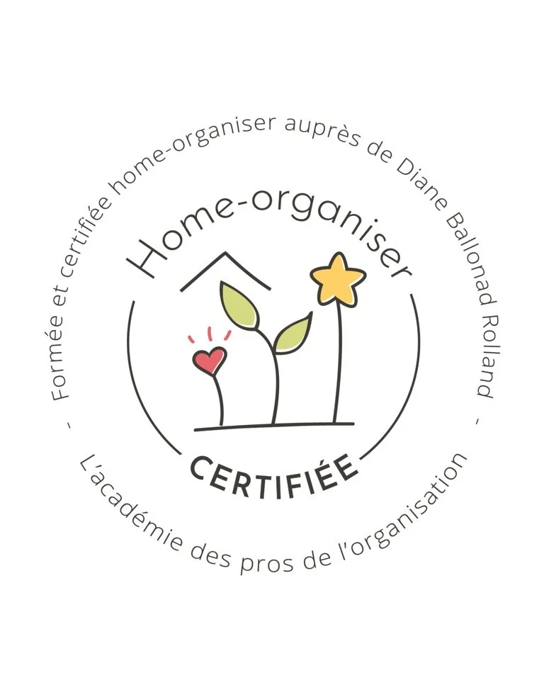 Label circulaire indiquant "Formée et certifiée home-organiser" avec une illustration de maison et de plantes, entouré de texte "L'académie des pros de l'organisation".