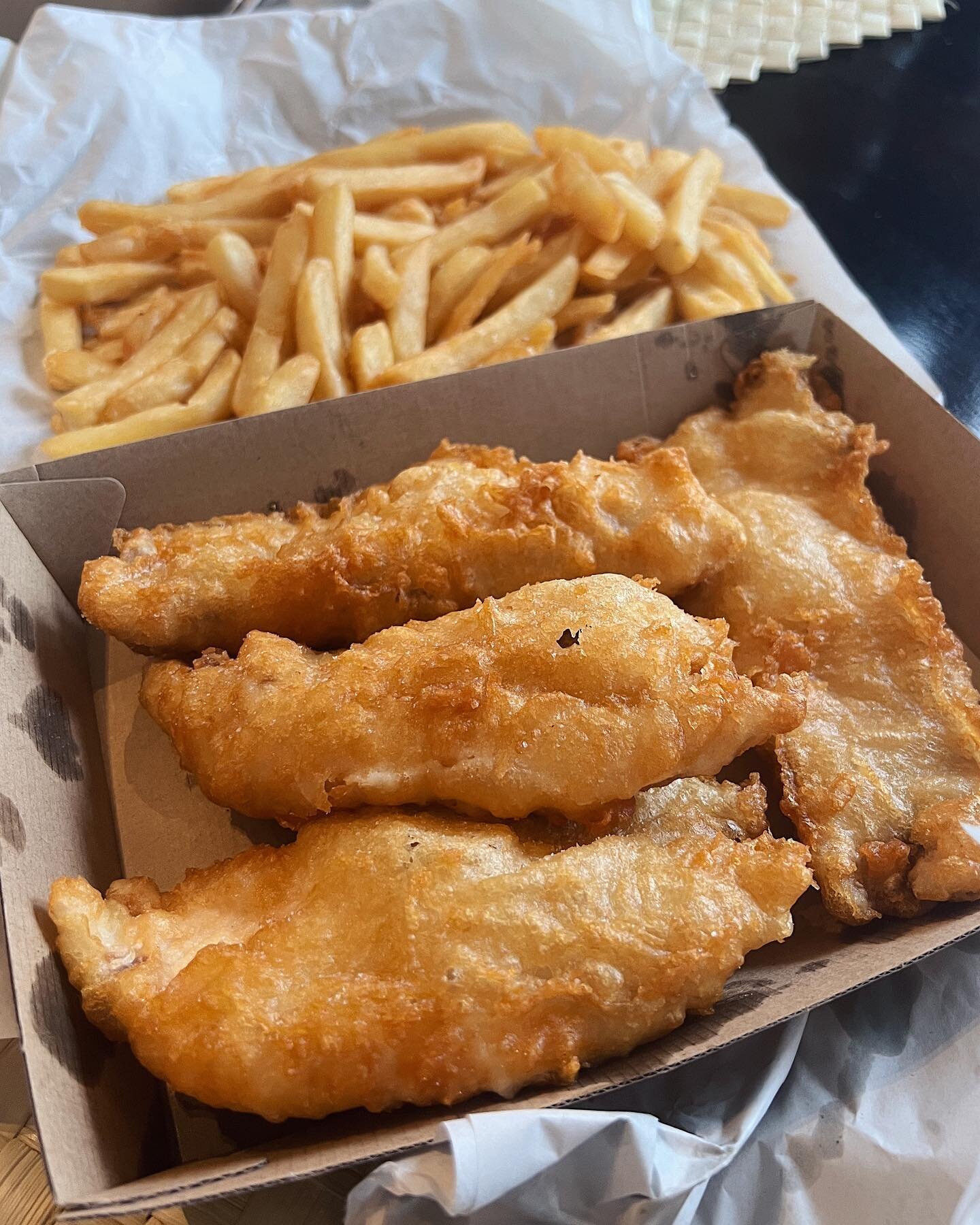 NZ fish and chips &gt;&gt;&gt; so damn good. And even better enjoyed on the beach at sunset 🙌🏻 @fishsmith_hernebay