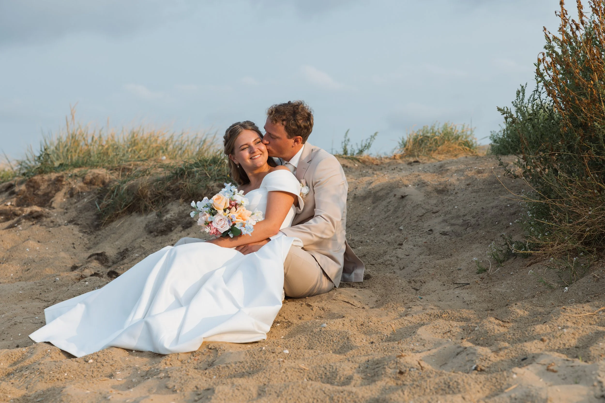 Bruidspaar tijdens zonsondergang op het strand in Katwijk