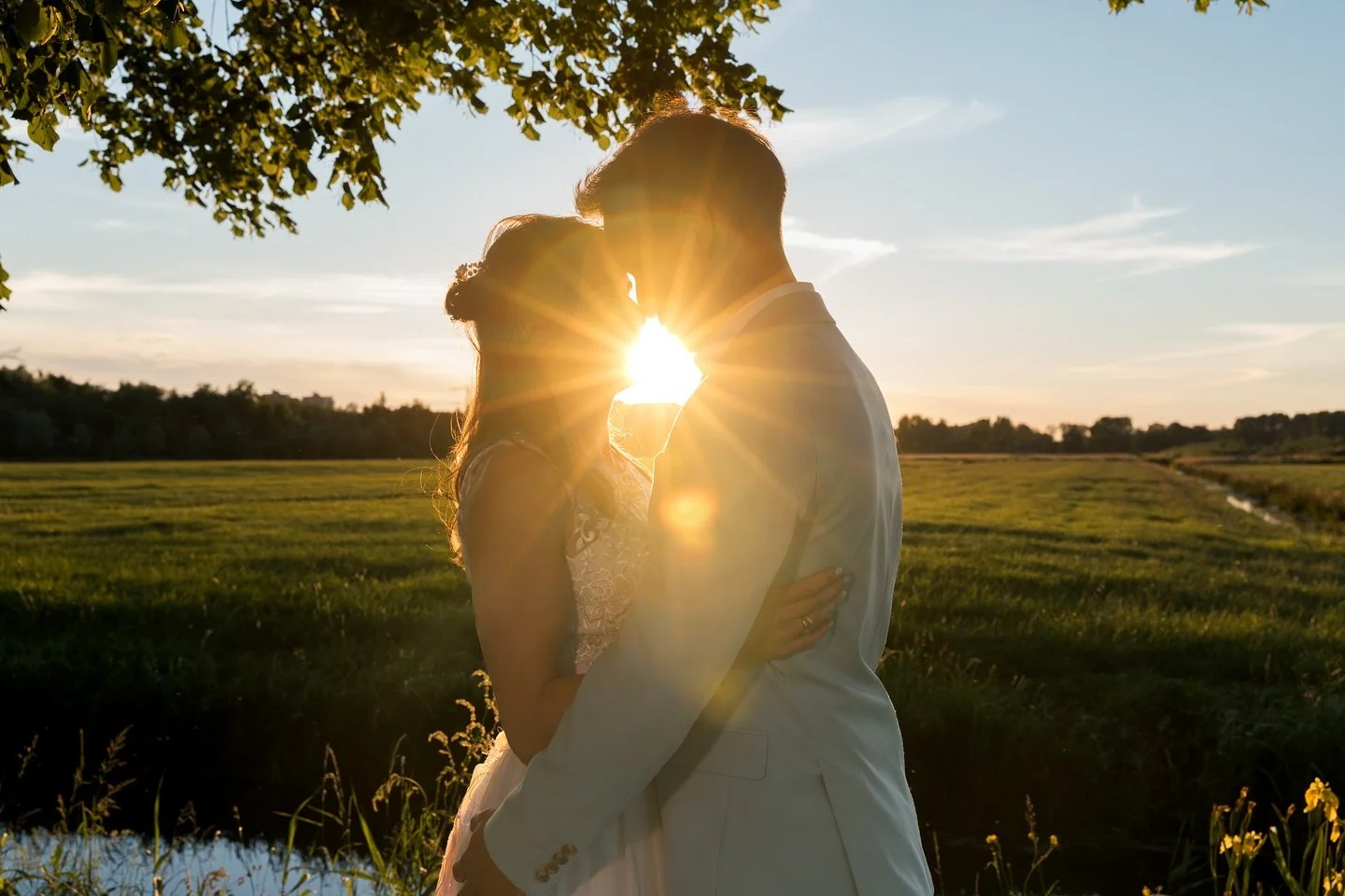 Liefde, zonsondergang en een vleugje champagne ✨

Het zijn dit soort momenten die jullie trouwdag onvergetelijk maken. 🌿🥂

Als trouwfotograaf leg ik niet alleen de grote momenten vast, maar juist ook de kleine details en spontane emoties die jullie