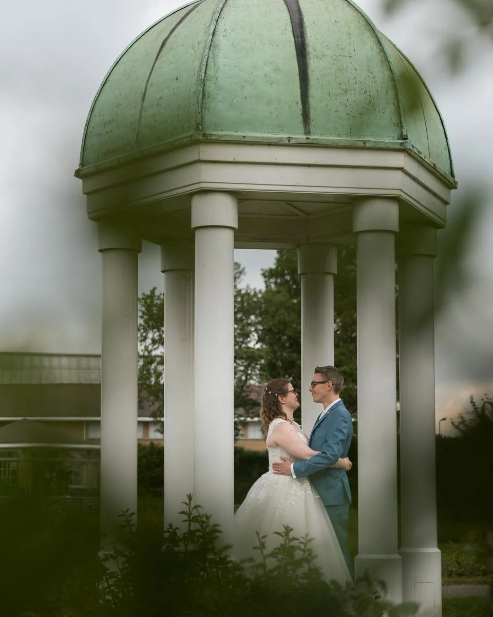 💍 Jullie liefde verdient het om vastgelegd te worden zoals jullie zijn ✨

Onder deze prachtige koepel zeiden zij geen woorden, maar hun blik zei alles. De liefde, de rust, het moment&hellip; en d&aacute;t is wat ik voor jullie wil vangen.

Of jullie