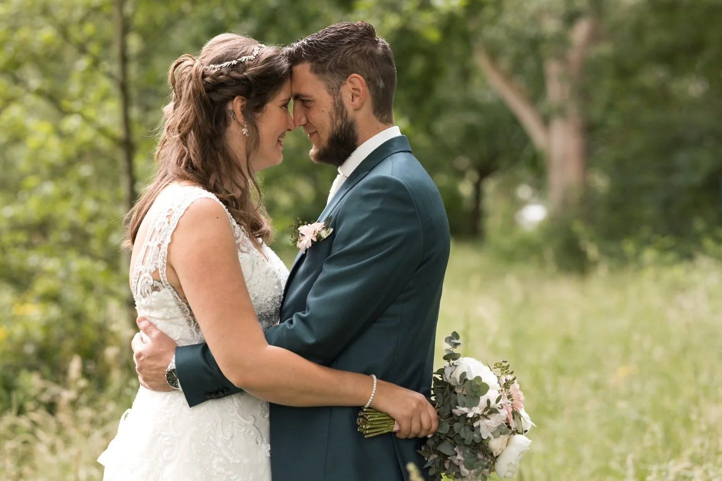 Soms zegt &eacute;&eacute;n moment meer dan duizend woorden. 🤍

Twee mensen, &eacute;&eacute;n verhaal&hellip; en een dag vol pure emoties, kleine blikken en grote beloften. Als trouwfotograaf leg ik niet alleen foto&rsquo;s vast, maar herinneringen