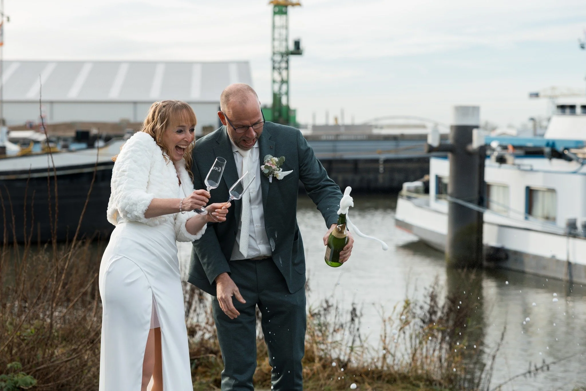 Tussen historische muren, langs het water en met een fles bubbels om hun nieuwe hoofdstuk te vieren, legden we de kleine &eacute;n grote momenten vast. De spontane lach, de verliefde blikken en de pure vreugde van een dag die voorbij vliegt.

Want ui