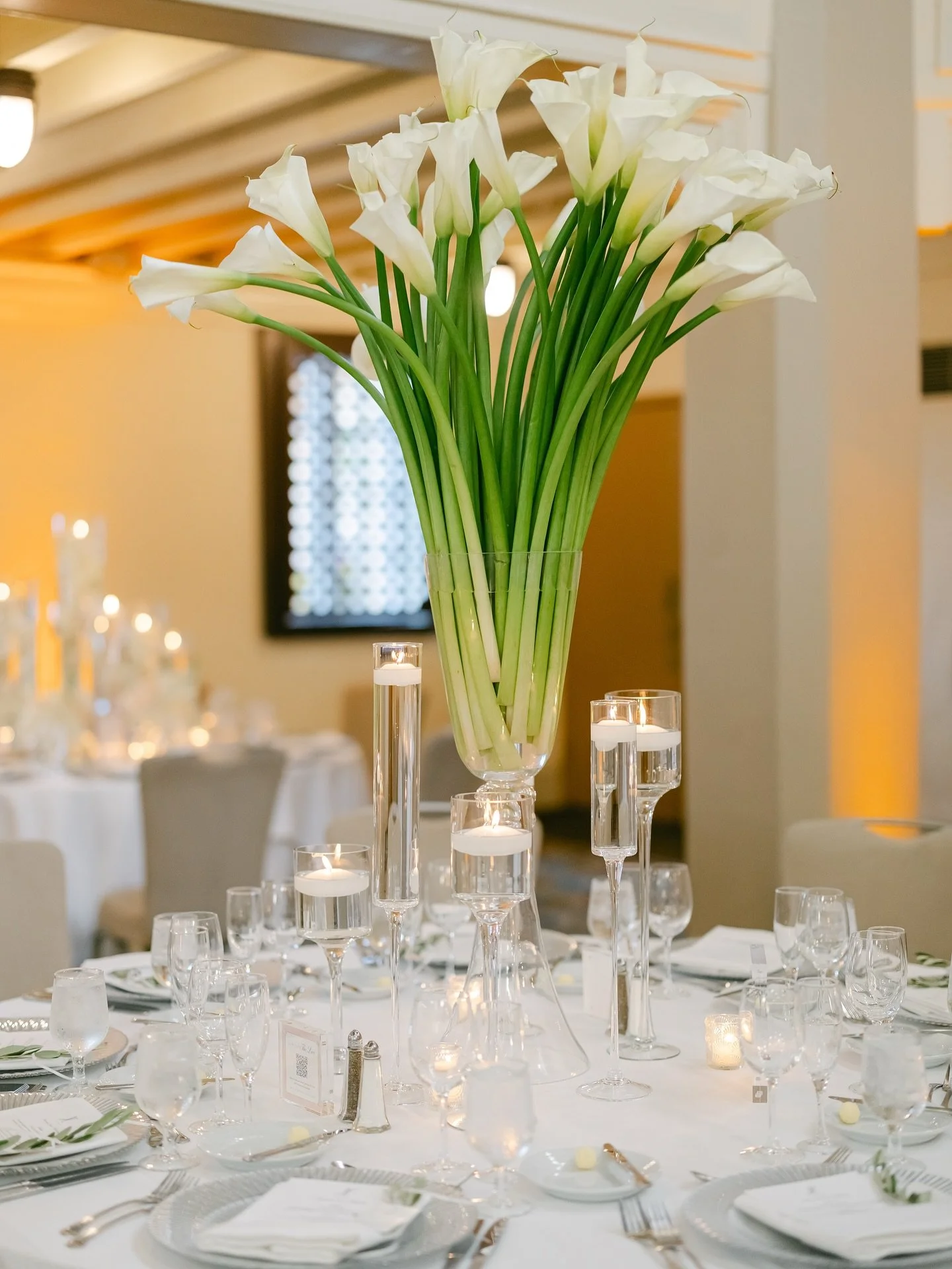 Simplicity done right.
This design by Petal Productions proves less really is more. 🤍 ⠀
__________ ⠀
Credits: ⠀
Wedding Planner: @gc.eventsmiami ⠀
Venue: @thebiltmoremiami @biltmoreweddingsmiami ⠀
Photography: @kolourhaus ⠀⠀
Stationery: @paperboutiq