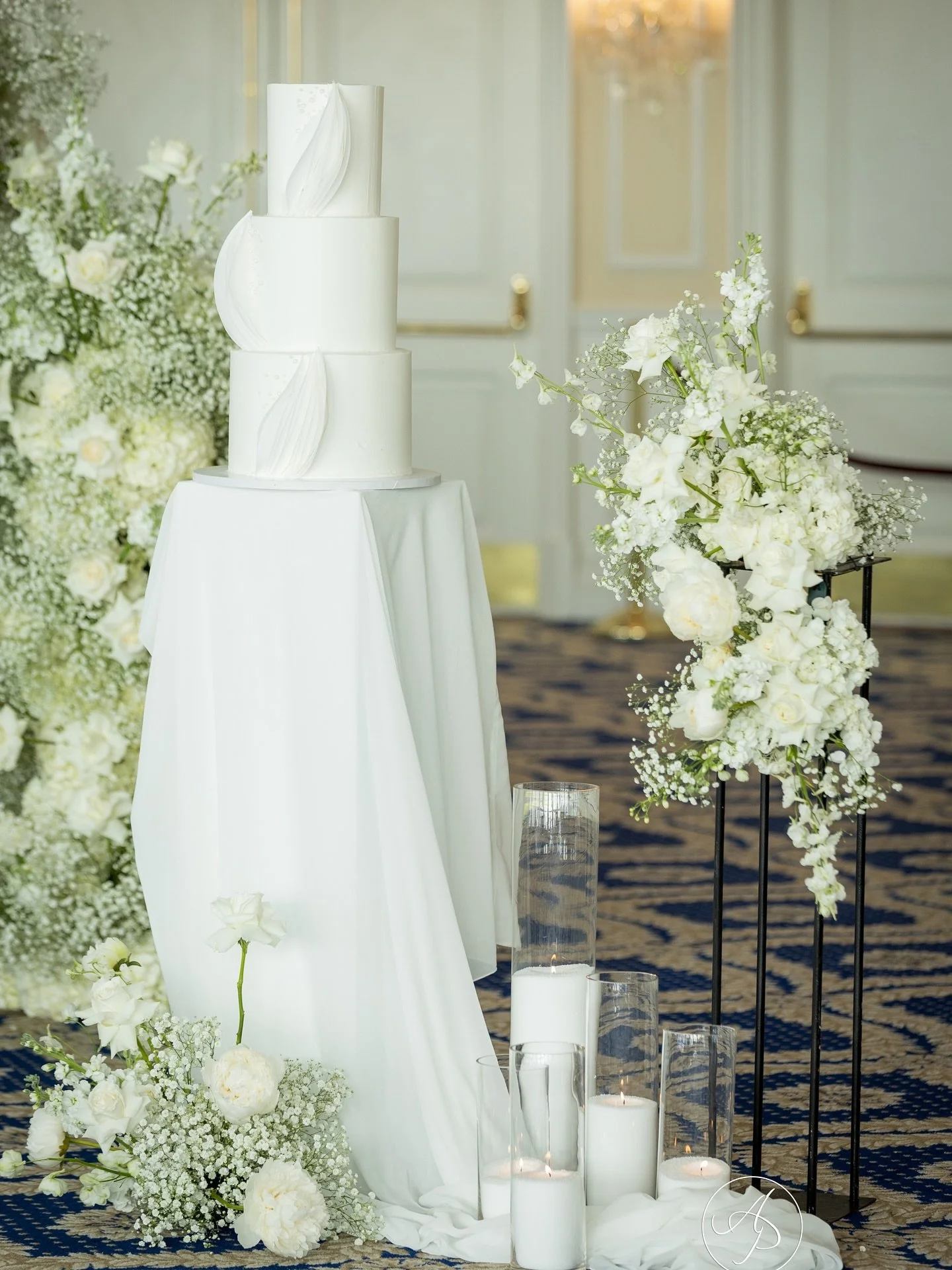 A cake that proves elegance is always in the details 🤍 ⠀
__________ ⠀
*Credits* ⠀
Wedding Planner: @gc.eventsmiami ⠀
Venue: @trumpdoralweddings ⠀
Photography: @apicostudio ⠀⠀⠀
Content Creator: @sharespree ⠀⠀
Florist: @awprettyflowers ⠀⠀
Chairs and l