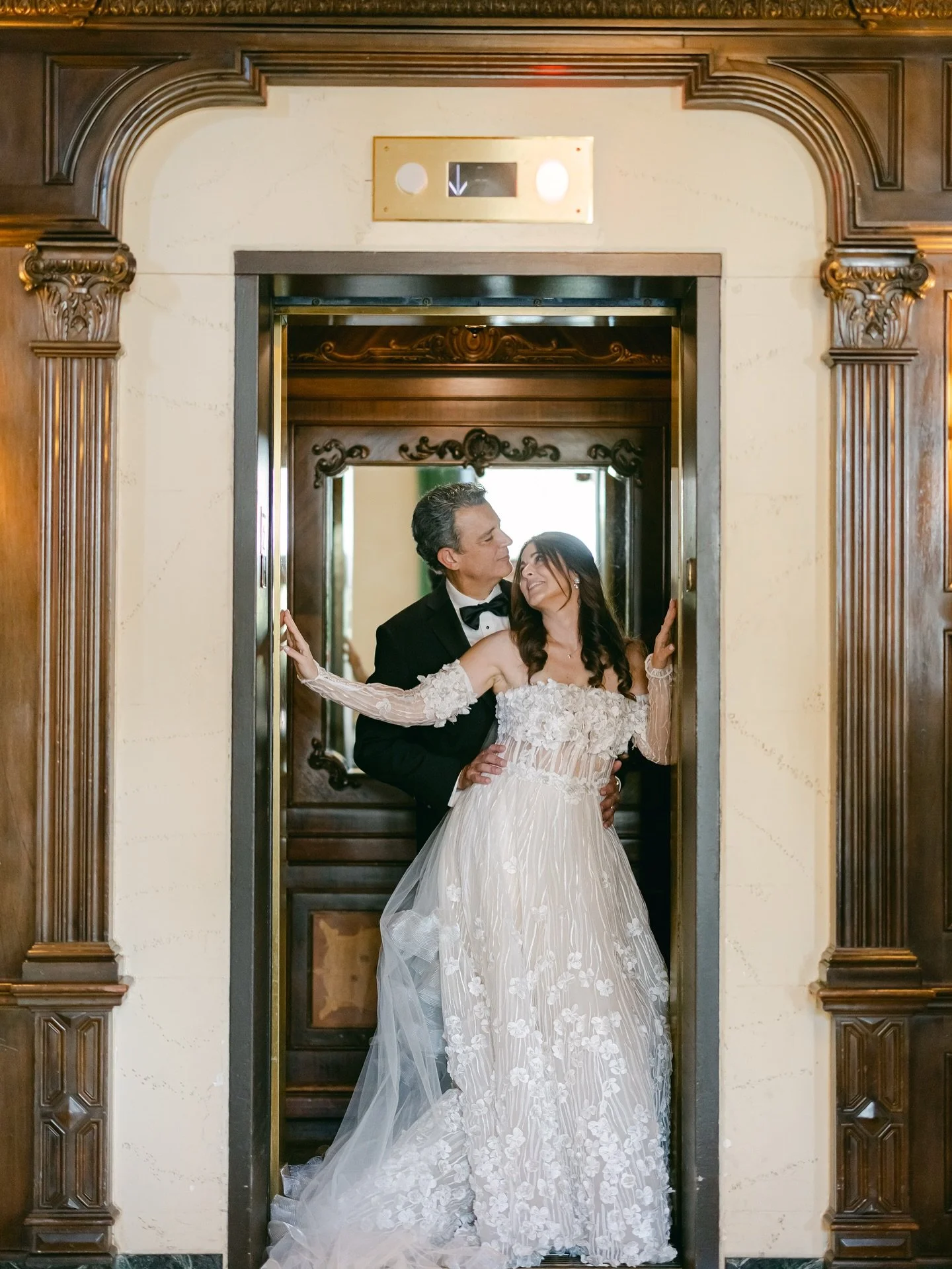 When the Biltmore&rsquo;s elevator doors turn into the most romantic photo backdrop 🤍⠀
Fun Fact: Behind-the-scenes = me holding the door the whole time 😂. 👉 Swipe to watch the video of me in action! ⠀
__________ ⠀
Credits: ⠀
Wedding Planner: @gc.e
