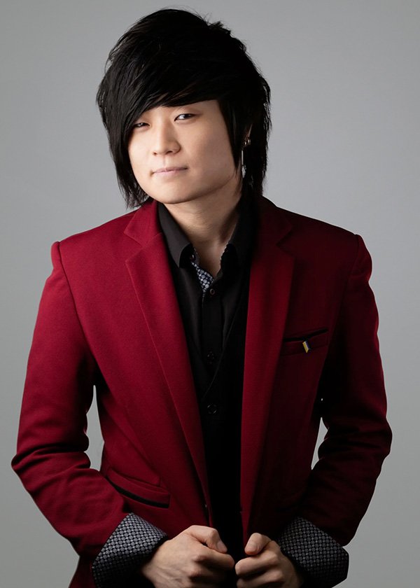 Black & White portrait of voice-over student Hiroshi Tse.