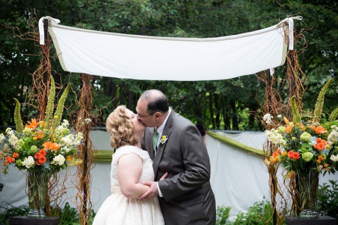 33.-Keith-House-Wedding.-Historic-Home-Wedding.-The-Way-We-Click.-Sweetchic-Events.-Pollen.-Jewish-Ceremony.-The-Kiss.-680x453.jpg