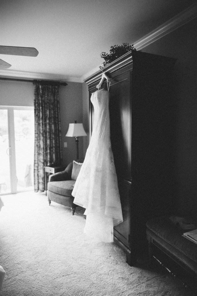 2.-Lake-Geneva-Country-Club-Wedding.-Lisa-Mathewson-Photography.-Sweetchic-Events.-Wedding-Dress.-680x1020.jpg