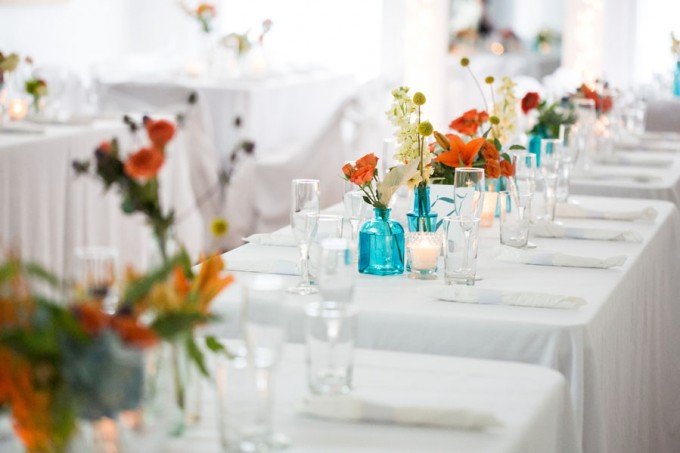 40.-Keith-House-Wedding.-Historic-Home-Wedding.-The-Way-We-Click.-Sweetchic-Events.-Pollen.-Vintage-Bottle-and-Glass-Collection-Centerpieces.-Spray-Roses.-680x453.jpg